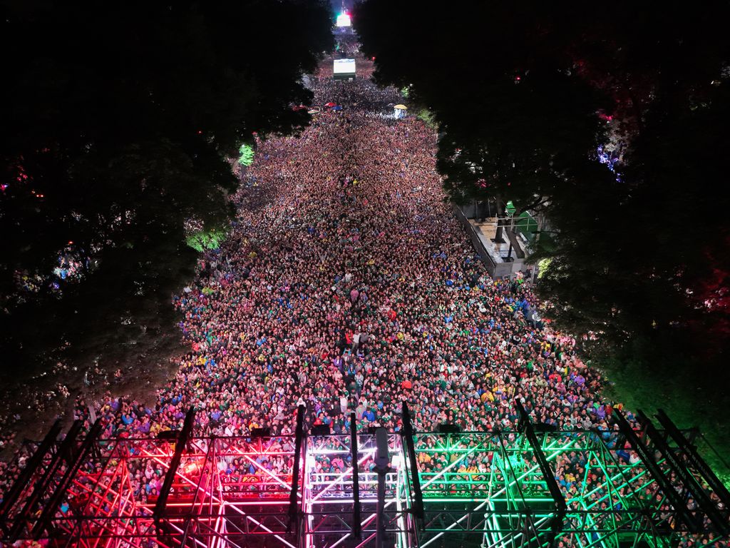 Una vista panorámica de las inmediaciones del Ángel de la Independencia, donde miles se reunieron para celebrar la victoria de México ante Ecuador.