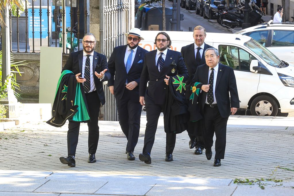 Francisco de Borbón en el funeral de su padre organizado en la Iglesia de Santa Bárbara