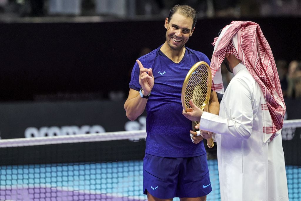 Rafa Nadal recibe una raqueta de oro valorada en 250.000 euros en el Six Kings Slam