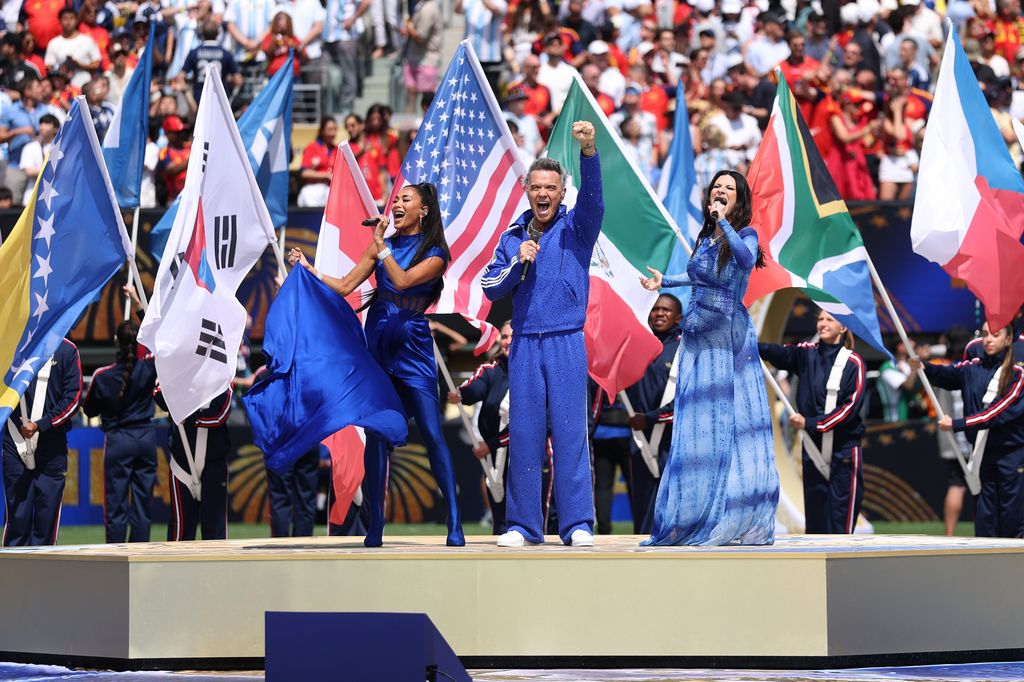 Nicole Scherzinger, Robbie Williams y Laura Pausini, en la ceremonia de clausura