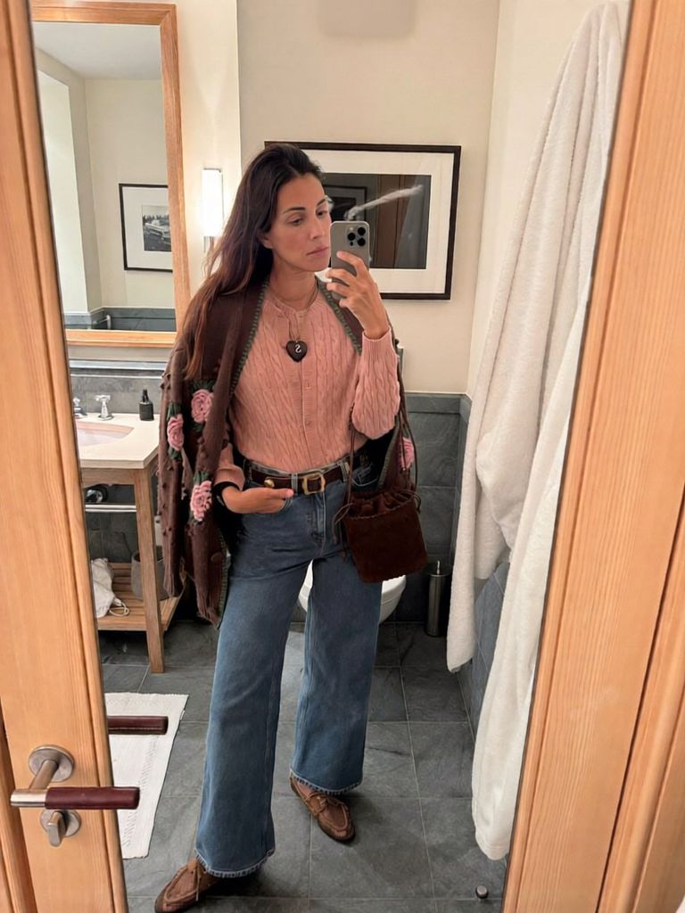 Sassa de Osma con look abrigado disfrutando de sus vacaciones de verano en Suiza