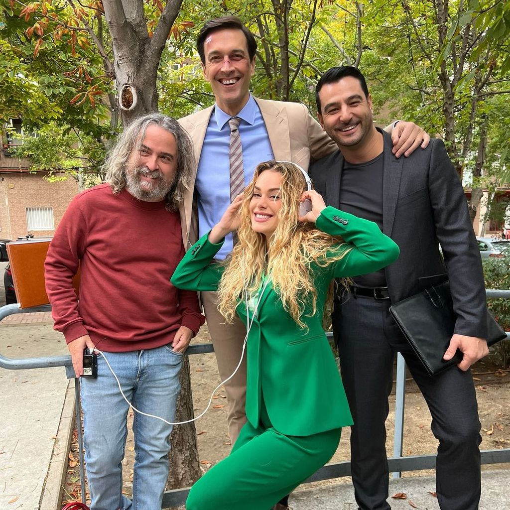 Plano medio de Candela Márquez con algunos compañeros de grabación de una serie