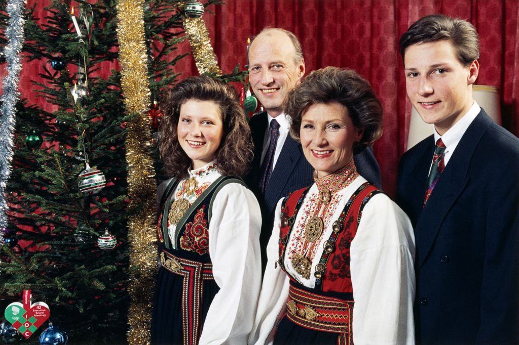 Esta fue la última Navidad que Harald y Sonia celebraron como herederos, ya que en cuestión de días falleció el rey Olav y ellos subieron al trono. Este posado se hizo en la finca de Skaugum en Asker, la residencia oficial de los herederos y donde ahora viven Haakon y Mette-Marit de Noruega