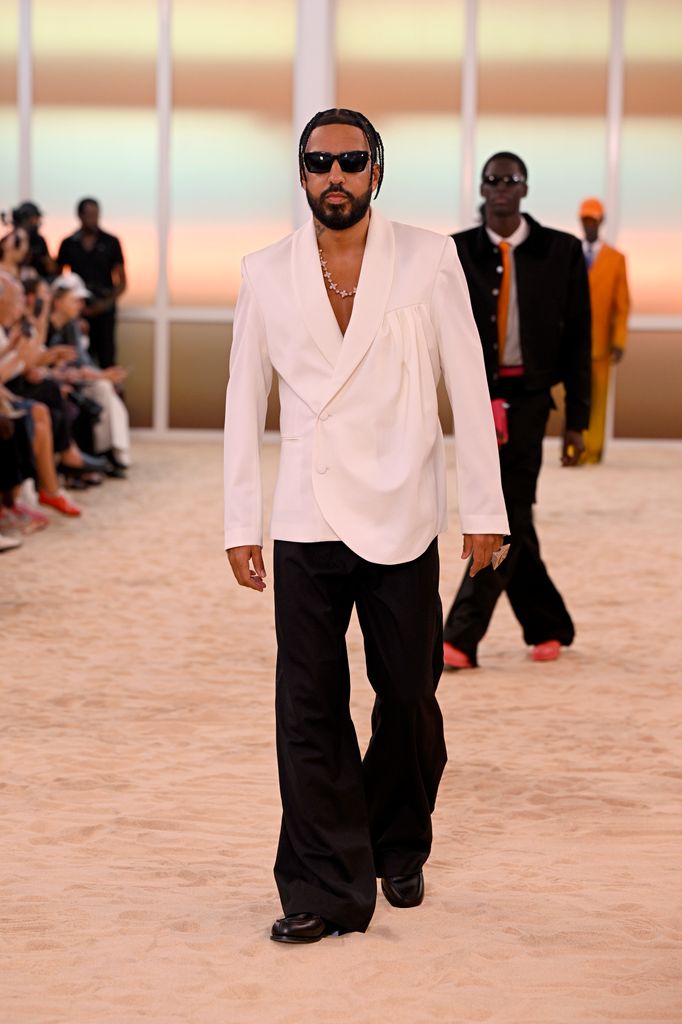 Imagen de French Montana desfilando en la Semana de la Moda de París