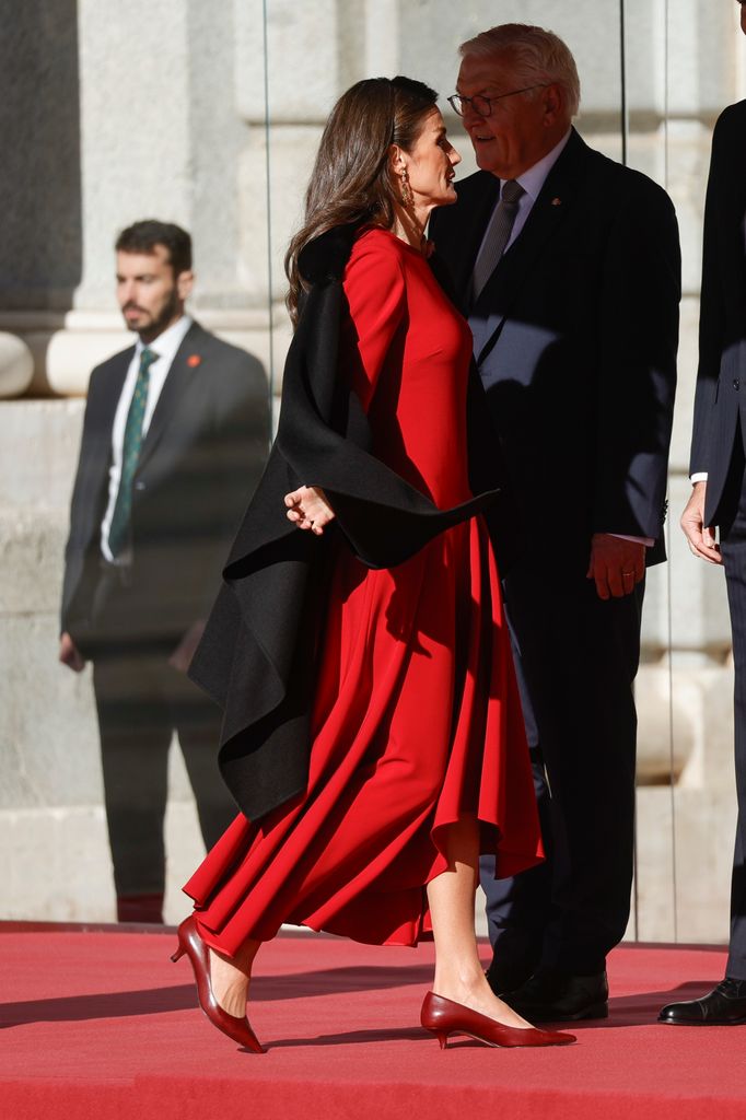La reina Letizia se ha quitado la capa para que llevaba