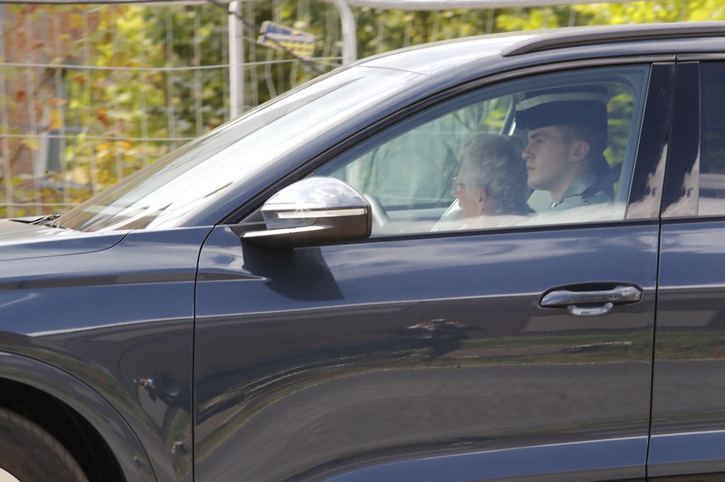 La princesa Astrid, hermana del rey, fue vista saliendo del hospital, donde había permanecido con el resto de la familia desde esta mañana.