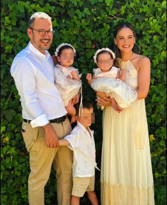 Su boda con sus tres hijos