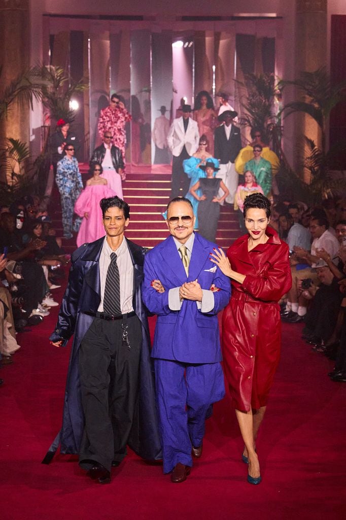 Willy Chavarría salió a agradecer a los asistentes de su desfile. 