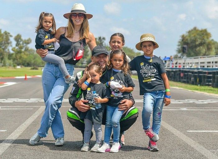 Jacky Bracamontes y Martín Fuentes posan con sus cinco hijas