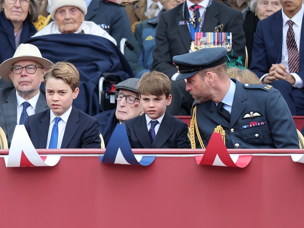El príncipe Guillermo, con el príncipe George y el príncipe Louise en el 80º anviersario del fin de la Segunda Guerra Mundial 