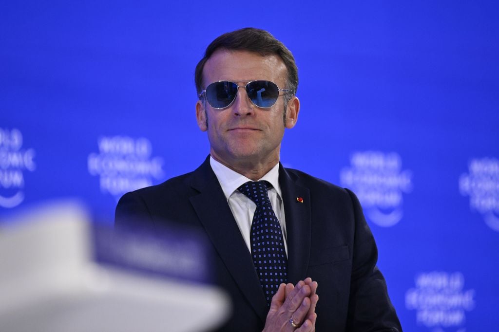 Macron pidió disculpas a los presentes por tener que lucir gafas de sol durante su intervención