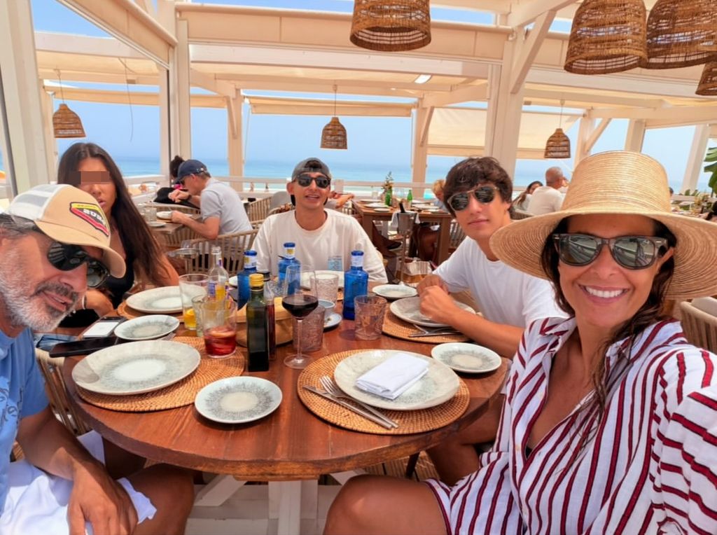 Nuria Roca y Juan del Val han puesto el broche final a sus vacaciones de verano en Sancti Petri, un destino al que regresan cada año junto a sus hijos