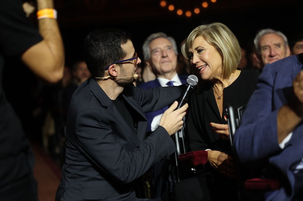 Plano medio de Julia Otero siendo entrevistada en los Premios Ondas