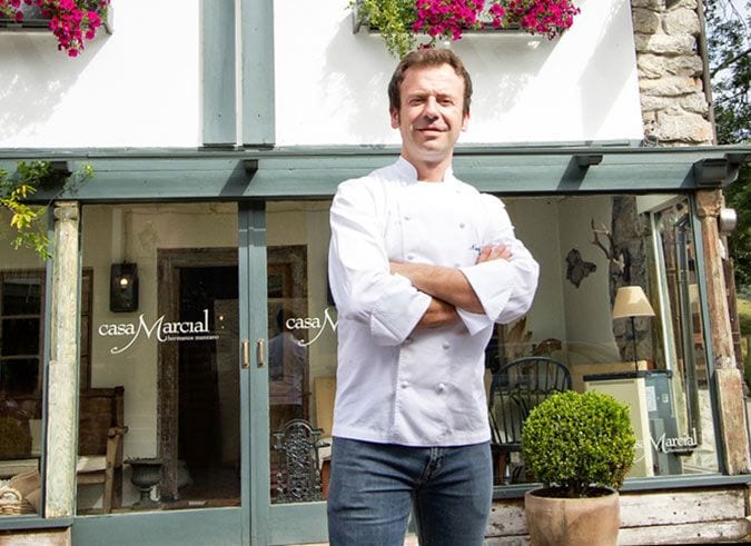 Si en ediciones anteriores el jurado del ‘Concurso Nacional de Pinchos y Tapas Ciudad de Valladolid’ ha estado presidido por chefs como Martín Berasategui, Pepe Rodríguez Rey, Albert Adrià o Pedro Subijana (entre otros), este año esta responsabilidad ha recaído en el prestigioso cocinero Nacho Manzano. Este chef asturiano capitanea los fogones de 'Casa Marcial' (dos estrellas Michelin, en Arriondas, Asturias). Además, Manzano regenta junto a su hermana, Esther, el restaurante 'La Salgar' (una estrella Michelin, en Gijón) y dirige los restaurantes 'Ibérica' (en Londres y Manchester), especializados en tapas con sello español.
