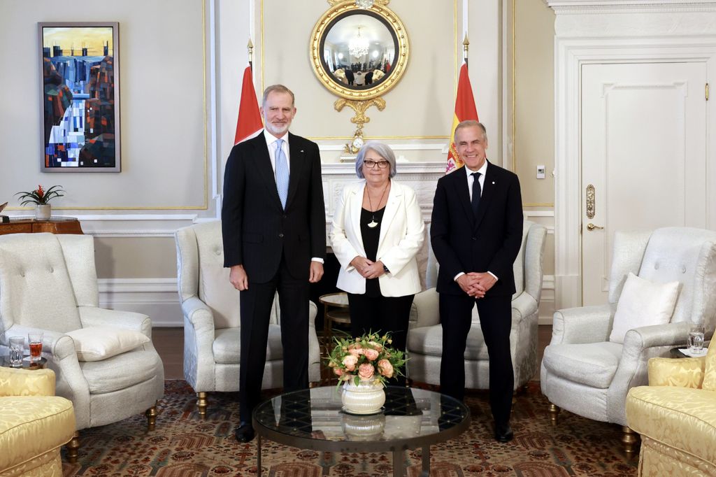El Rey junto a la gobernadora general de Canadá, Mary Simon, y el primer ministro canadiense, Mark Carney