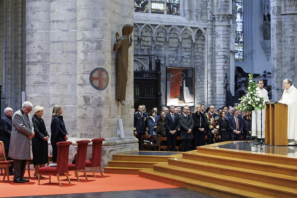 Momento del oficio religioso en el interior de la catedral de Bruselas