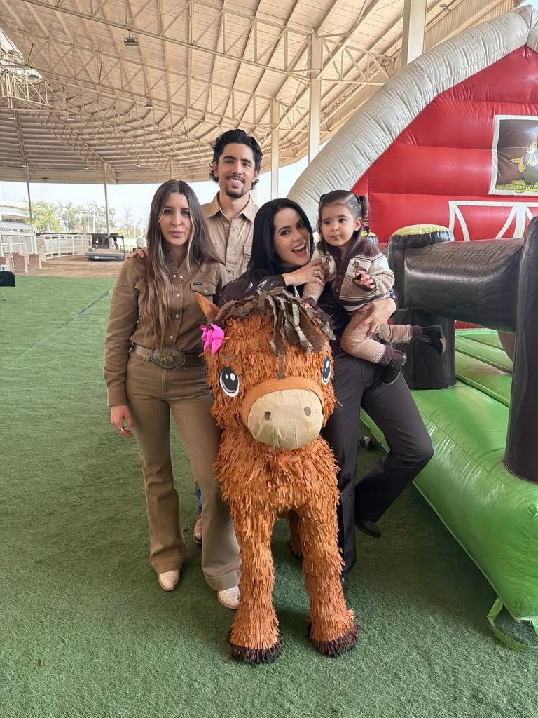 Alex Fernández, Alexia Hernández, América Guinart y la pequeña Nirvana, en su festejo número 2.