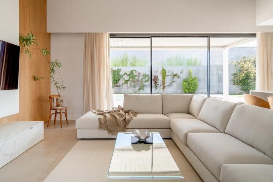 Salón con sofá rinconera frente a la tele