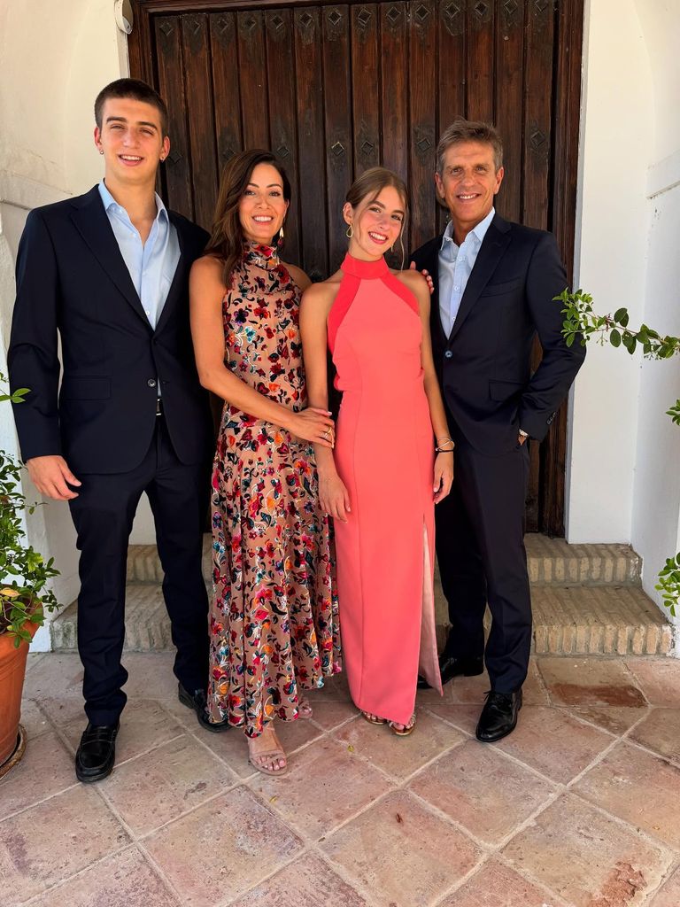 El matrimonio, acompañados de Manuel y Triana, sus dos hijos en común