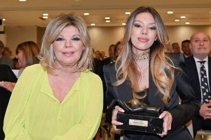 Terelu Campos junto a Alejandra Rubio y su premio