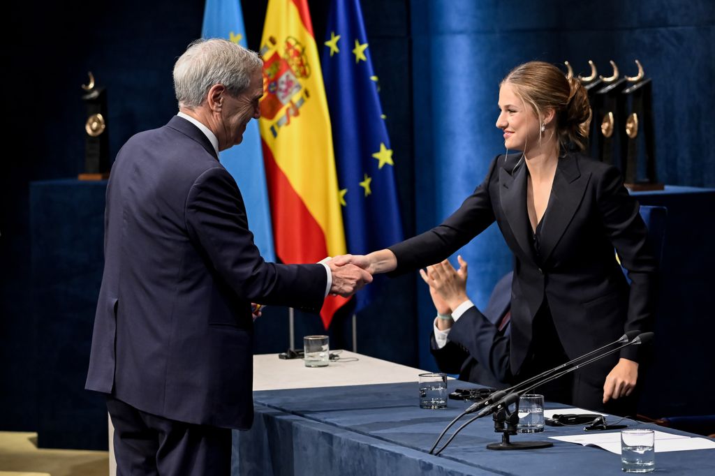 Princesa Leonor otorgando el premio Princesa de Asturias a Michael Ignatieff