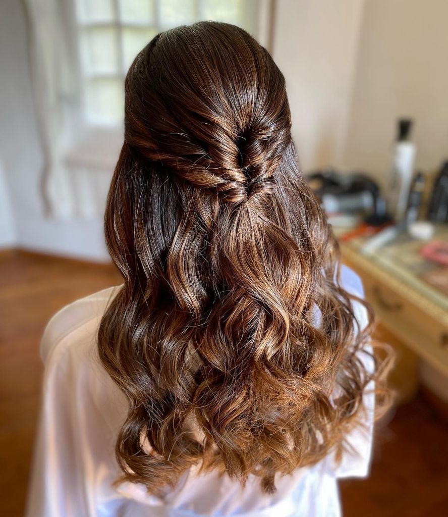 Peinado con ondas en semirrecogido para invitadas con media melena