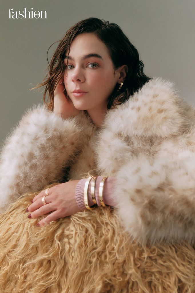 En estas páginas, Ximena irradia sofisticación con un total look de Miu Miu, complementado con un abrigo XL de Bimba y Lola. La joven eleva su estilo siguiendo la filosofía “más es más” a través de la joyería de las colecciones LOVE y LOVE Unlimited de Cartier.