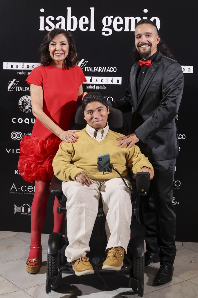 Isabel Gemio con sus hijos Gustavo y Diego