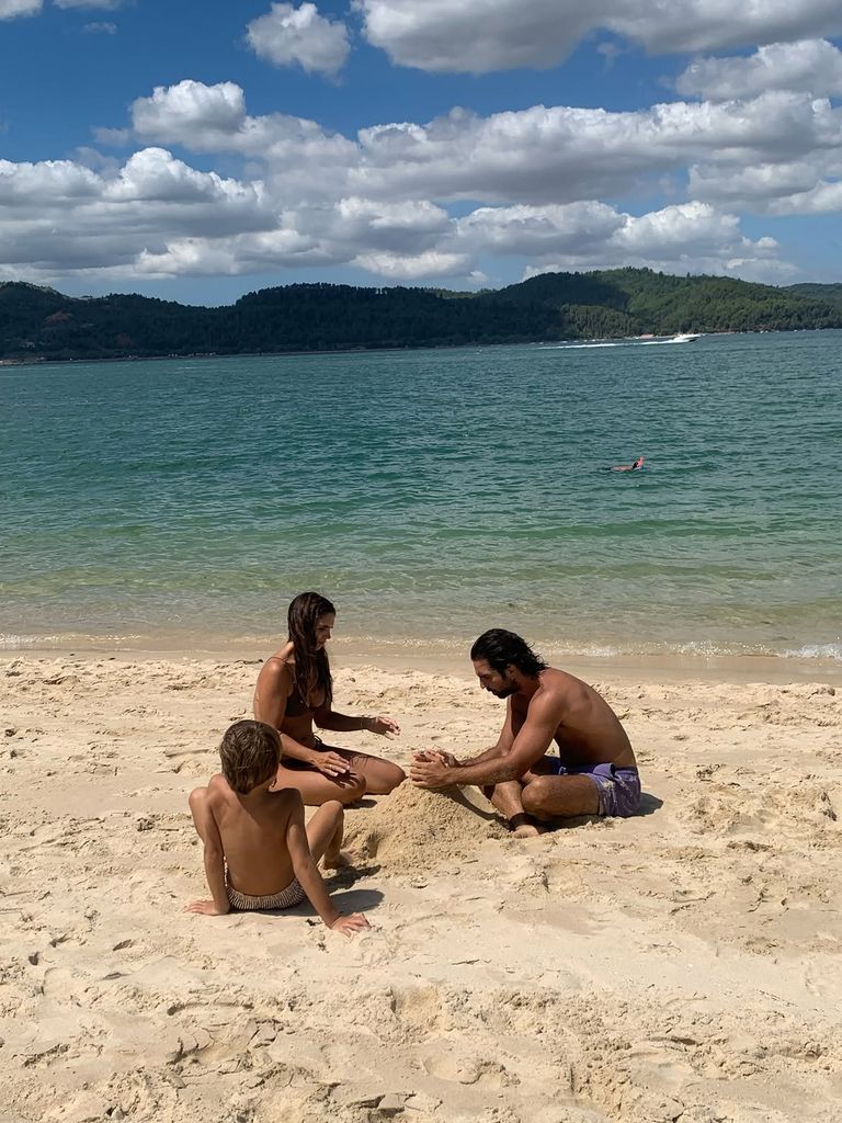 Elena Furiase ha compartido buena parte del verano con su madre y también ha disfrutado de unos días en Agua Amarga junto a su marido, Gonzalo Sierra, y sus hijos, Nala y Noah