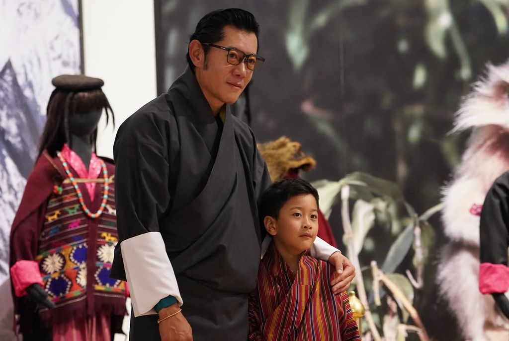 El rey  Jigme Khesar Namgyel Wangchuck junto al príncipe dragón