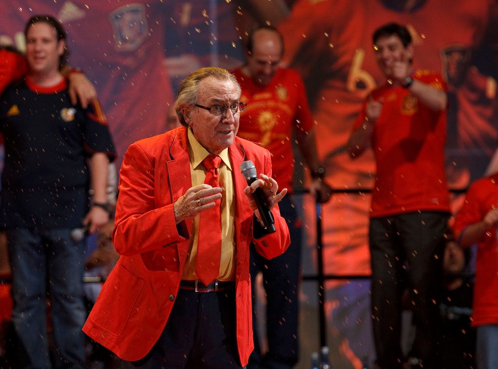 Manolo Escobar interpretó su inolvidable Y viva España durante la multitudinaria celebración en Madrid del Mundial de fútbol conquistado por la selección española en 2010