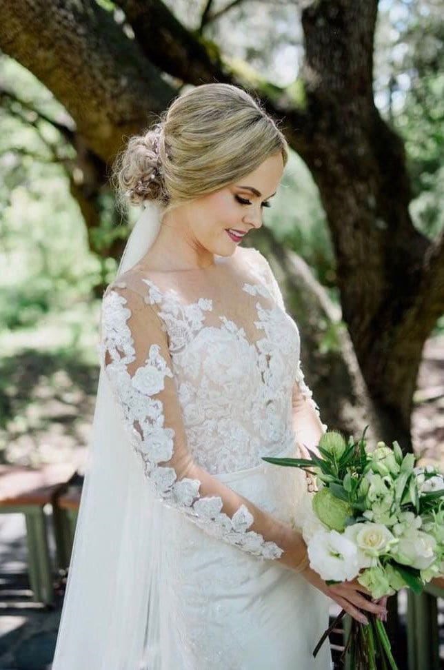 Para el día de su boda, Karla lució un diseño de Pronovias.
