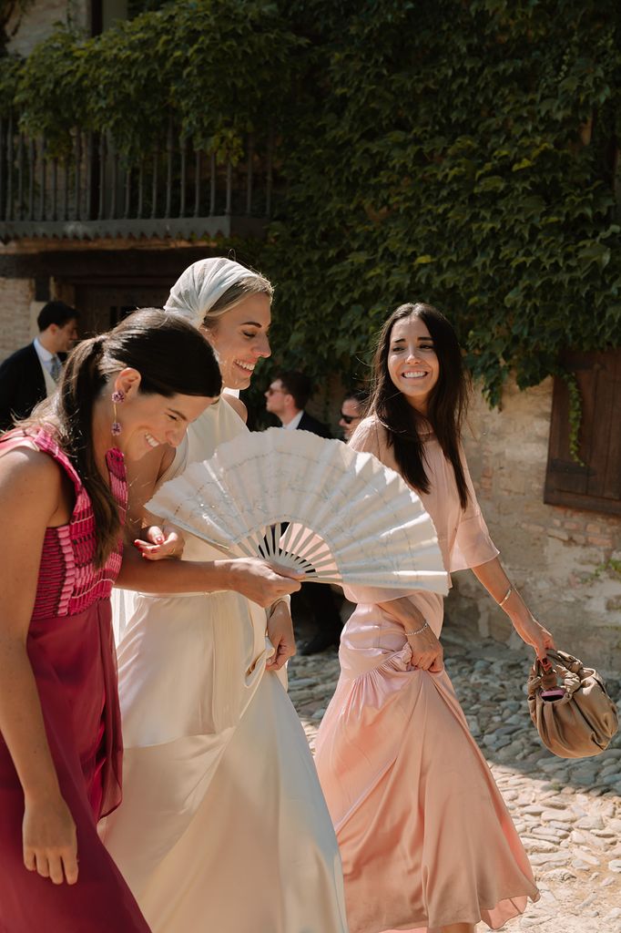 Nerea vestida de Laura Ponte con familiares y amigas