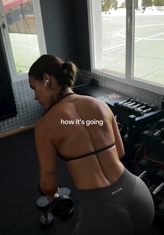 Laura Escanes presume de espalda perfectamente tonificada, fuerte y musculada