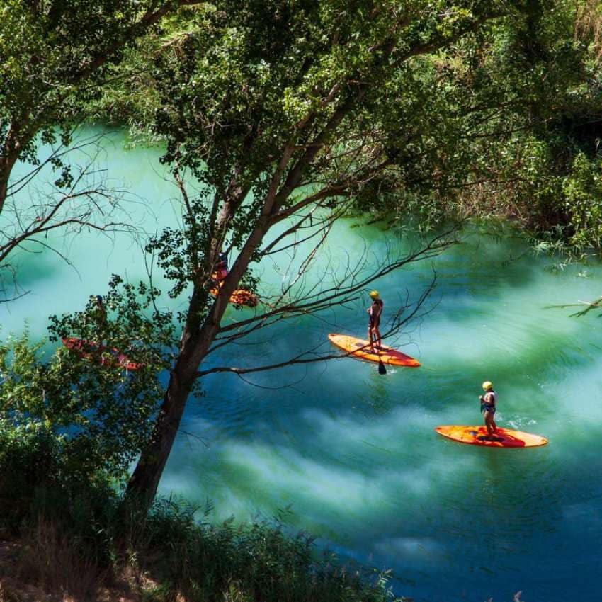 Piraguas en el río Júcar.