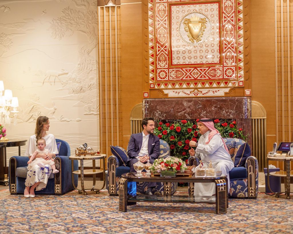 Rajwa de Jordania, Hussein de Jordania con su hija la princesa Iman en Baréin con el rey de Baréin 