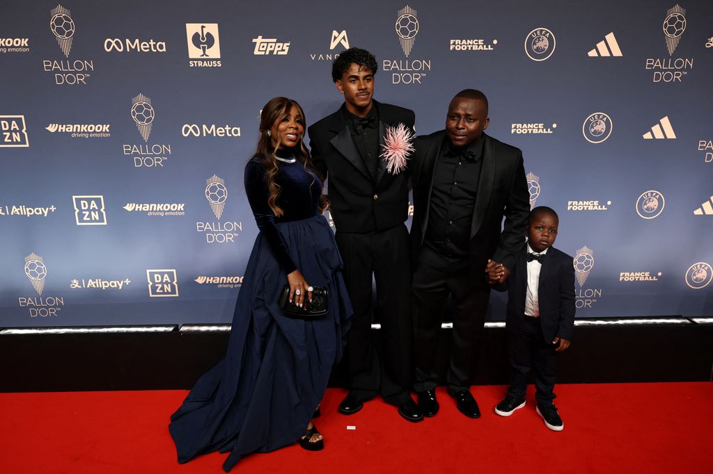 Lamine Yamal junto a los miembros de su familia