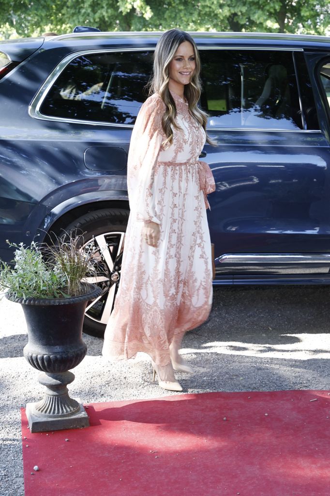 Sofia de Suecia y Victoria se coordinan con vestidos de flores
