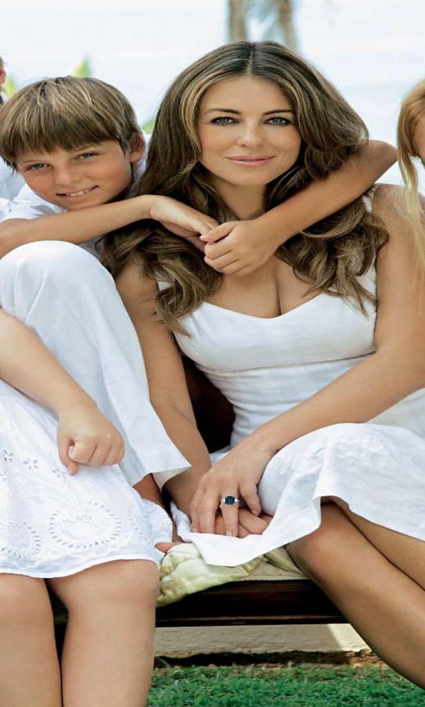Elizabeth Hurley y Shane Warne con sus hijos HOLA 3534