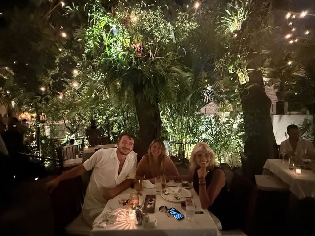 Adela Micha y su hija en uno de los restaurantes del chef Thierry Blouet.