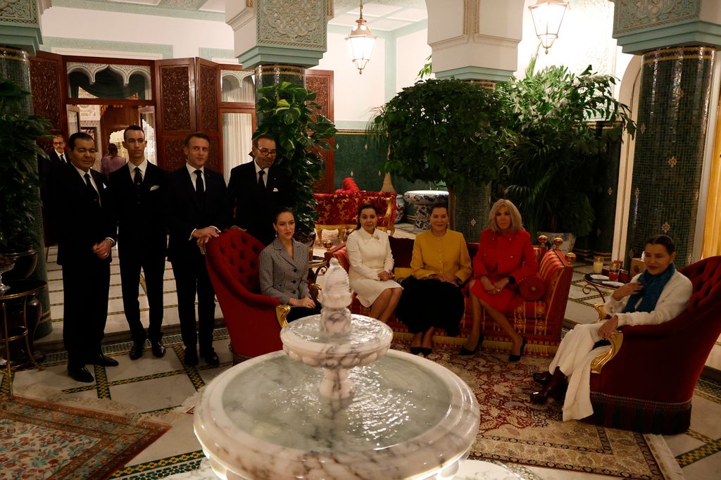 Plano medio de Lalla Khadija, Mohamed VI y Moulay Hassan en un acto con el presidente Emmanuel Macron