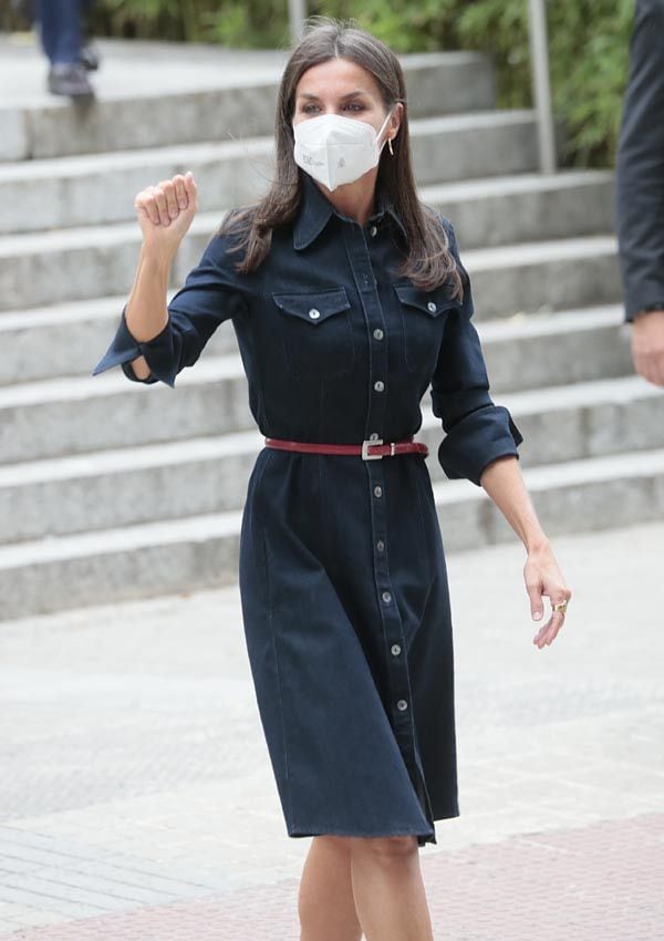 Reina Letizia con vestido denim