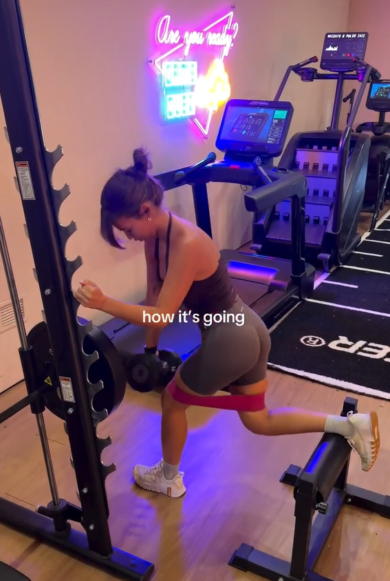 Laura también hace ejercicios específicos para tonificar y fortalecer sus piernas