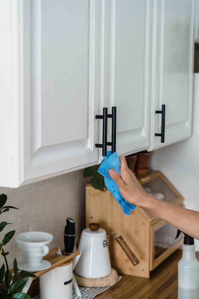 Rutina para limpiar la cocina: comenzar de arriba abajo, comenzar por los módulos altos, seguir por las encimeras, luego los armarios bajos y, por último, el pavimento