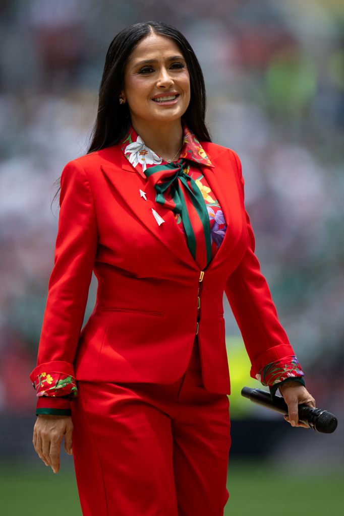 Salma Hayek llevó un traje personalizado por Gucci en color rojo mexicano a la inauguración de la Copa Mundial de la FIFA 2026.