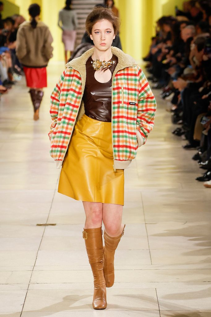 Sunday Rose camina Miu Miu