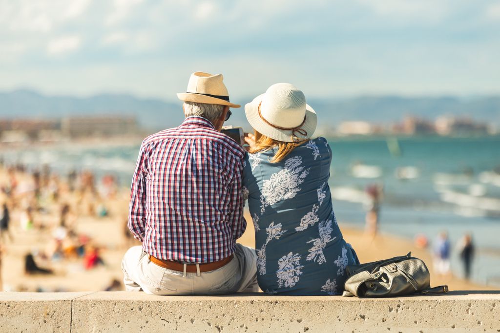 Dos jubilados mirando al mar