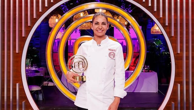 La presentadora con el premio