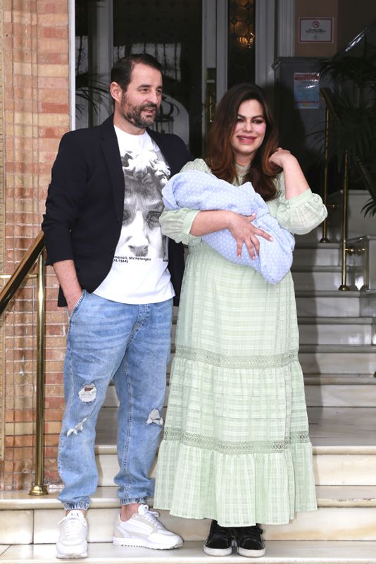 Marisa Jara y su pareja posando con su primer hijo al salir del hospital