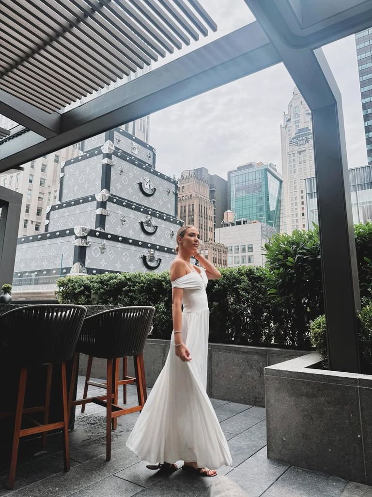 Alice Campello con vestido blanco en Nueva York